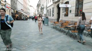 Hot girl Tây dâm đãng nude 100% tự tin dạo bước giữa phố đông người