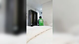Anh shipper Gojek đi giao hàng được em khách ngon gạ lột đồ phang nhau ngay tại phòng