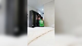 Anh shipper Gojek đi giao hàng được em khách ngon gạ lột đồ phang nhau ngay tại phòng