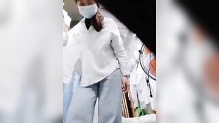 em gái điều dưỡng thay đồ chuẩn bị đi làm còn quay clip lại