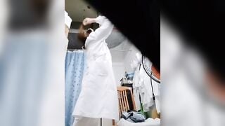 em gái điều dưỡng thay đồ chuẩn bị đi làm còn quay clip lại