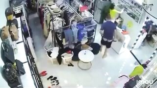Hồi hộp như phim hành động tí nữa chị gái bị yêu râu xanh chịt