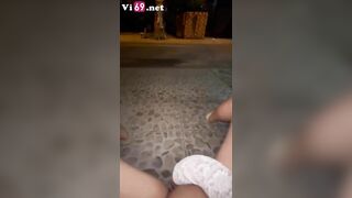 Em gái thích chơi Public ngoài cửa nhà người khác