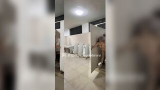 Lén lút đụ nhau public trong nhà vệ sinh nam