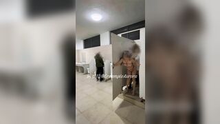 Lén lút đụ nhau public trong nhà vệ sinh nam
