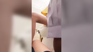 Quay lén phát hiện 2 e học sinh lén vào nhà vệ sinh trường học lén lút đụ nhau p2