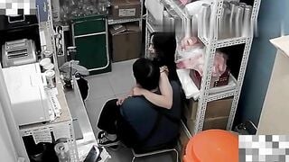 Chủ quán trà sữa và em nhân viên partime lén lúc quan hệ tình dục ngay tại quán