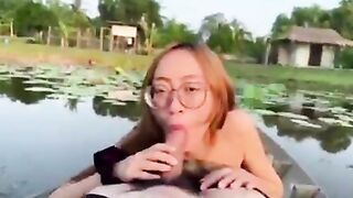 Gái xinh đi du lịch, Gạ a lái đò Bú cu, Bóp vú chụp ảnh khiêu dâm ở hồ sen