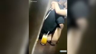 Quay lén 2 em học sinh lột đồ hôn nhau đụ public trong quán nước