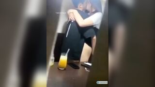 Quay lén 2 em học sinh lột đồ hôn nhau đụ public trong quán nước