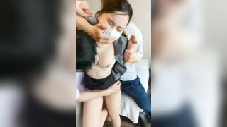 Em nhân viên bịt mồm bị hai thằng đực lột đồ mút ngon vú móc lồn phê lòi