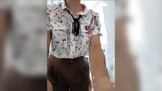 Cô giáo nói các em ngồi em cô đi vệ sinh nhưng thực tế là cô đi thủ dâm