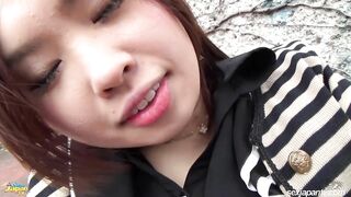 Sướng điên khi thọc ngón tay vào lồn rậm lông rồi bắn tinh trắng hếu