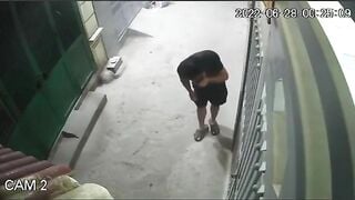 Chuẩn bị vào nhà bị bóp vếu:))