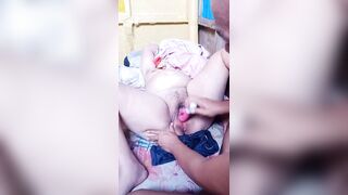 Lấy toy thủ dâm cho con bạn dâm vú to lồn múp nhiều nước dâm đãng kích thích