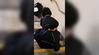 2 em học sinh đang chịch nhau thì bị phát hiện