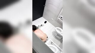 Quay lén đôi bạn trẻ địt nhau trong nhà vệ sinh của quán hát