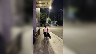 Dẫn em nô lệ ra đường