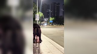 Dẫn em nô lệ ra đường