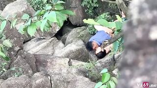 Lén lút chịch em đồng nghiệp bên bờ suối khi đi du lịch với công ty