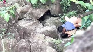 Lén lút chịch em đồng nghiệp bên bờ suối khi đi du lịch với công ty