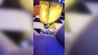 Bú cu chán chê em nhân viên karaoke vạch lồn bắt anh vét máng nga tại phòng hát