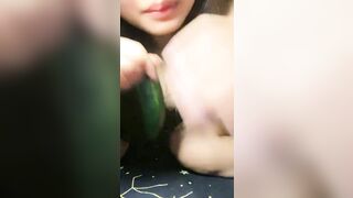 Bé dâm live thủ dâm với quả dưa chuột phê bắn nước
