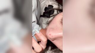 em xinh tập bú mà anh đã bắt em lén lút ở nhà vệ sinh trung tâm thương mại