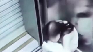Em gái xinh say rượu, Lén đái ở thang máy còn ngửi Nước đái