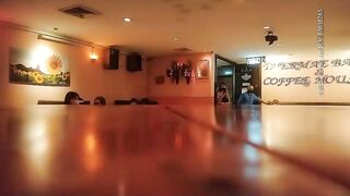 Thanh niên nữa đêm nứng cặc vào quán cf đèn mờ gạ e nv về đụ trần cho sướng cu