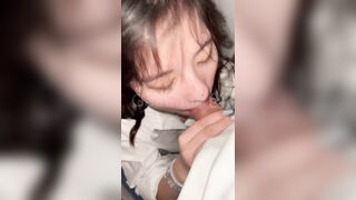 Em gái xinh vú to quỳ và mút điêu luyện - phần 1