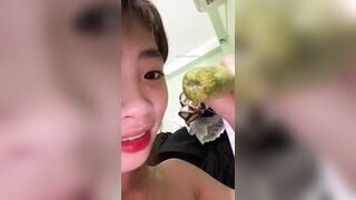 Ngọc Nhi 2k chịch với trái dưa leo nhiều quá làm héo queo luôn - Đực Cái