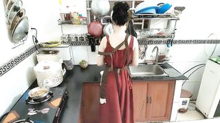 Gái ngoan vừa nấu ăn vừa phô dâm trong bếp