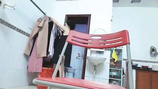 Gái xinh trốn bố mẹ xuống bếp thủ dâm đăng clip phông bạt
