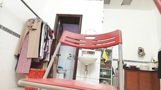 Gái xinh trốn bố mẹ xuống bếp thủ dâm đăng clip phông bạt