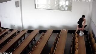 Tranh thủ trực lớp chơi con nhỏ lớp trưởng bị camera quay lại