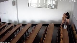 Tranh thủ trực lớp chơi con nhỏ lớp trưởng bị camera quay lại