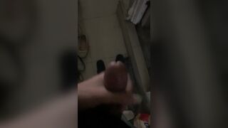Chị gái cùng trọ ngủ say không khóa cửa phòng , lén lút vào bắn tinh lên người
