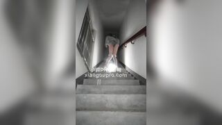 Cô gái nhét gì vào lồn mà rớt ra như mưa bị phát hiện