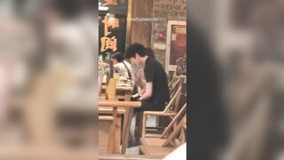 Nứng quá em bú cu anh ngay trong nhà hàng