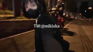 Em ladyboy bắn nước từ lỗ đít cho ông chú xem nơi công cộng