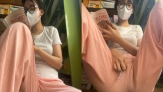 Em gái vừa đọc sách vừa nhét sextoy vào lồn