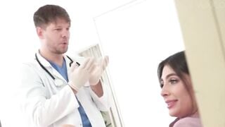 Đi khám lồn gặp lại người yêu cũ thế là địt luôn bắn tinh đầy lồn dâm đãng