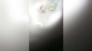 Em  hàng xóm mình dây tắm