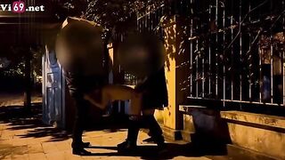 Em thích cảm giác độc lạ anh đưa ra giữa phố Hà Nội chơi threesome với bạn