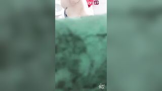 Chị dâu vú khủng tắm