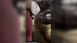 Bắn lén lên mông e gái
