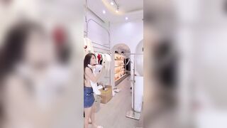 Lộ vú khi đang live bán hàng