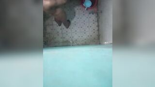 Em hàng xóm tắm 5