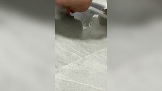 Liếm nước đái trong nhà tắm